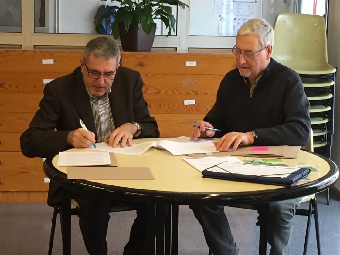 Signatura de l'acord amb la Fundació KSAMEU