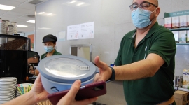 La Cafeteria de l’Hospital ofereix l’opció d’endur-se el menjar  en envasos reutilitzables per eliminar els recipients d’un sol ús