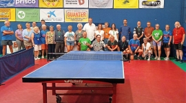 Èxit de la 1a edició de tennis taula per a majors de 60 anys de l’Escala, amb la participació d’una trentena de persones