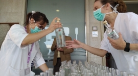 La FSE celebra el Dia Mundial del Medi Ambient repartint ampolles de vidre entre els professionals