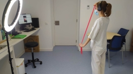 El servei de Rehabilitació de l'Hospital de Figueres impulsa les sessions de treball virtuals per als pacients que no poden desplaçar-se al centre 