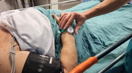 Des de fa dos mesos, l'acompanyant d'una persona que s'opera a l'Hospital de Figueres pot fer el seguiment en temps real de tot el procés 