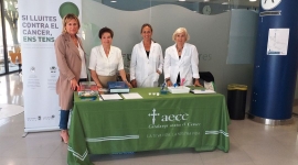L'AECC recull a l'Hospital de Figueres signatures a favor de la investigació en càncer