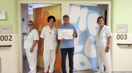 Capmany dona 1.000 euros per a posar vinils a les portes de les habitacions de Pediatria de l’Hospital de Figueres