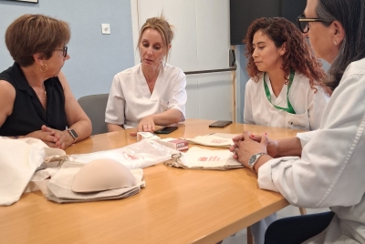 Fundació Oncolliga Girona dona un ''kit de mama'' per acompanyar les dones operades de càncer de mama a l'Hospital de Figueres