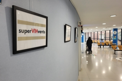 Una exposició omple Consultes Externes de l’Hospital de Figueres de versos que tomben l’estigma del VIH