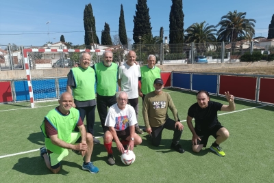 L’equip de salut comunitària de l’ABS l’Escala coordina un grup de persones majors de 60 anys que es reuneix per jugar a futbol 