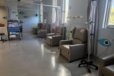 L'Hospital de Figueres i ‘Maya's Illusion’ s'uneixen per decorar el càncer amb motius marins
