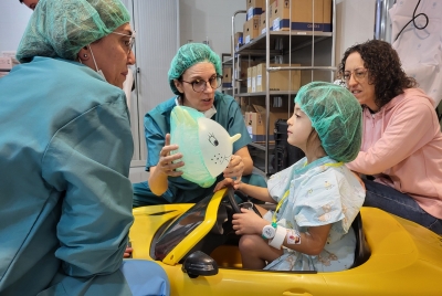 L’Hospital de Figueres introdueix noves mesures d’humanització per millorar l’experiència dels infants quan han de ser operats 