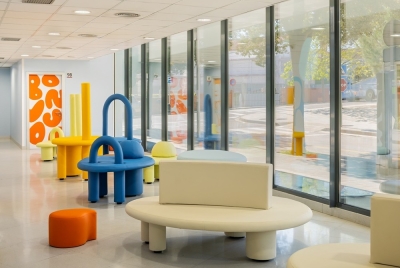 L’Hospital de Figueres estrena una nova sala d’espera de Pediatria inspirada en l’univers de Dalí