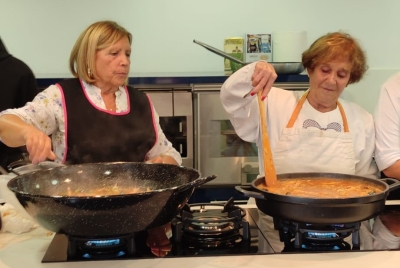 Un taller de cuina uneix l’ABS l’Escala, persones usuàries de l’Oficina +60 i alumnat de 3r d’ESO de l’Institut El Pedró