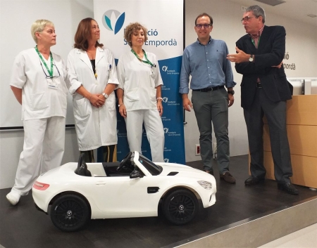 Acte de donació d'un cotxe elèctric infantil a l'Hospital de Figueres