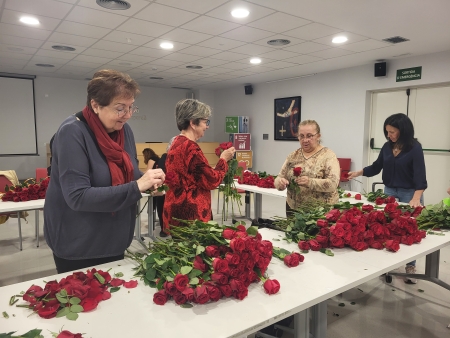 Elaboració de les roses de Sant Jordi per a les persones treballadores de la FSE