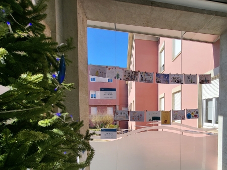 Dibuixos infantils de Nadal penjats a les entrades 