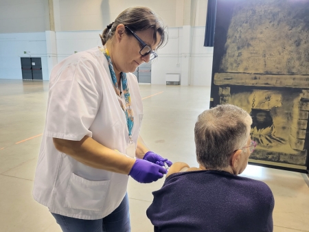 Vacunació de la grip a la Sala polivalent municipal de l'Escala