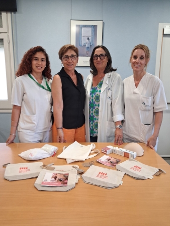 D’esquerra a dreta, Maria Zulia Davila, infermera referent de mama; Paqui Badosa, presidenta d’Oncolliga; Paqui Abulí, directora infermera de la Fundació Salut Empordà i Maria Soler, cap d’infermeria de la Planta Maternoinfantil de l’Hospital de Figueres. 