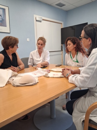 Presentació i entrega dels primers kits a professionals de l’Hospital de Figueres. 