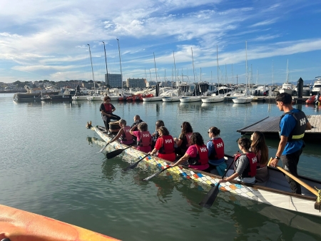 Dragon boat, una nova activitat terapèutica a l'Escala