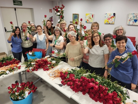 Voluntariat preparant les roses