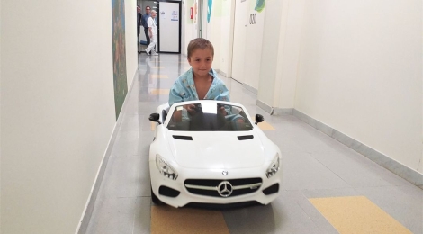 Els infants de l’Hospital de Figueres arribaran al quiròfan en un cotxe elèctric