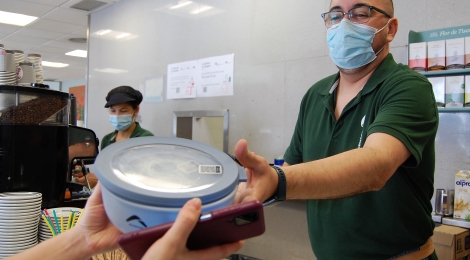 La Cafeteria de l’Hospital ofereix l’opció d’endur-se el menjar  en envasos reutilitzables per eliminar els recipients d’un sol ús