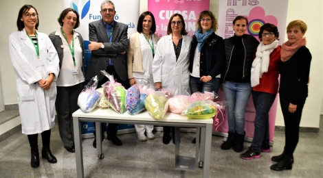La Fundació Salut Empordà rep una setantena de coixins terapèutics del Grup Iris