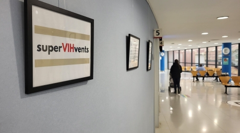 Una exposició omple Consultes Externes de l’Hospital de Figueres de versos que tomben l’estigma del VIH