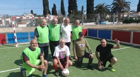 L’equip de salut comunitària de l’ABS l’Escala coordina un grup de persones majors de 60 anys que es reuneix per jugar a futbol 