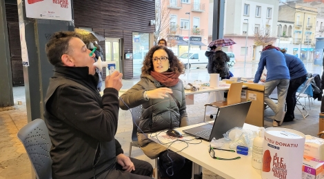 Una trentena de persones s’han fet una espirometria a la parada solidària de la Unitat de Pneumologia de l’Hospital a favor de La Marató de 3CAT