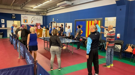 El programa Oci i Salut reuneix 16 participants en una nova edició de les sessions de tennis taula que promouen l’ABS l’Escala i el CTT CER l’Escala 
