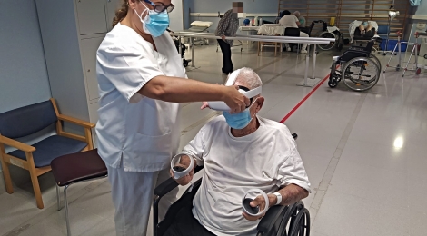 Els usuaris del gimnàs del Centre Sociosanitari Bernat Jaume compten amb un espai de realitat virtual per a fer rehabilitació 