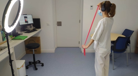 El servei de Rehabilitació de l'Hospital de Figueres impulsa les sessions de treball virtuals per als pacients que no poden desplaçar-se al centre 