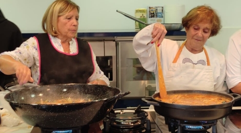 Un taller de cuina uneix l’ABS l’Escala, persones usuàries de l’Oficina +60 i alumnat de 3r d’ESO de l’Institut El Pedró
