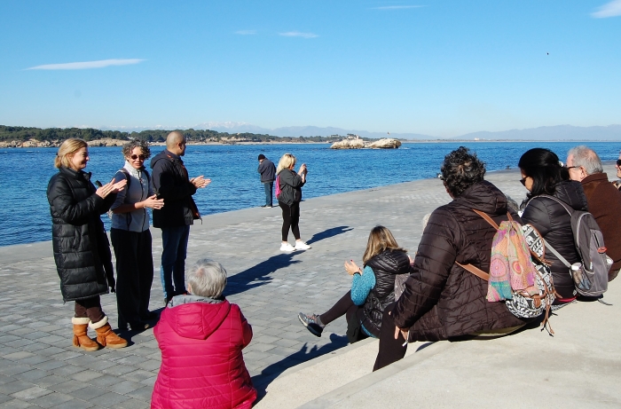 Trobada RBEC de l'ABS l'Escala i participants en les caminades saludables davant del marJPG