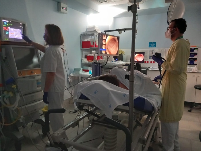 Un pacient és sotmès a una colonoscòpia, a la Unitat de Cirurgia Sense Ingrés (UCSI) de l’Hospital de Figueres.