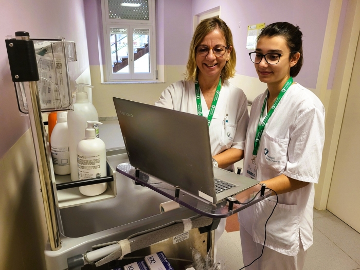 Cristina Serrabassa amb l'estudiant d'Infermeria Paula Montero