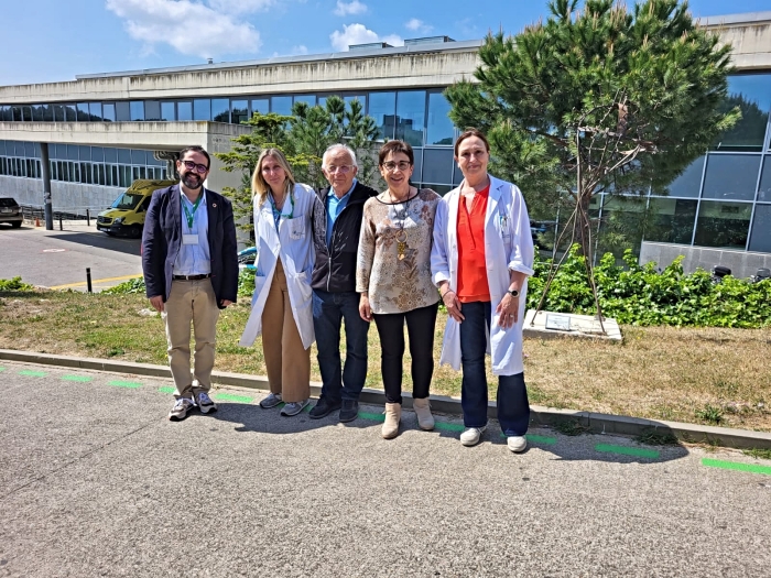 La presidenta de l’Oncolliga, Paqui Badosa, i el director de l’Oncotrail, Lluís Comet, acompanyats del director gerent de la FSE, Sergi Iglesia, la directora infermera de la FSE, Paqui Abulí, i l’adjunta a la Direcció Infermera, Sandra Duran.