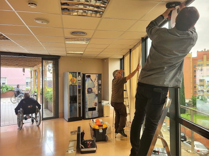 Instal·lació de cortines a la 1a planta del Bernat Jaume