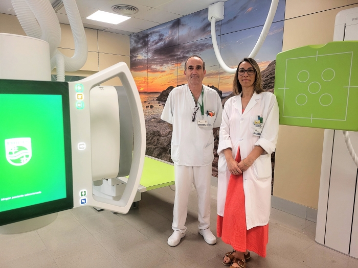 Joan Arbusà i Glòria Sánchez amb el nou equip de radiografies d'Urgències