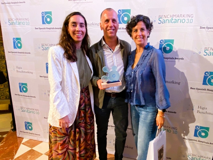 Les metgesses Àngels Badia i Núria Roig amb el director assistencial Àlex Vila