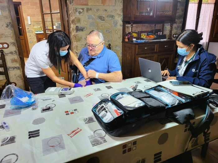 Un pacient atès a casa seva per l'equip del HaD de la FSE Un pacient atès a casa seva per l'equip del HaD de la FSE